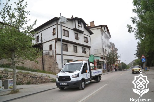 Beypazarı Belediyesi Temizlik İşleri Müdürlüğü ekiplerimiz, yazın gelmesiyle birlikte haşerelerin çoğalmasını engellemek amacıyla ilçe genelinde ilaçlama işlemlerini sürdürüyor.